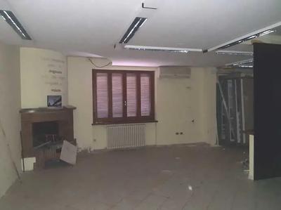 Appartamento e locale commerciale a Terni, Via Vulcano...