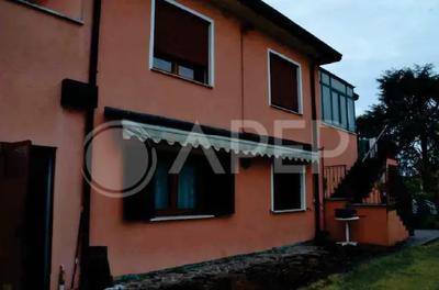 Lotto 2 - piena proprietà di porzioni immobiliari facenti parte del fabbricato  trifamiliare, in Comune di Bagnoli di Sopra (PD), Via N. Sauro nn. 10 e 10/A, all'angolo con via Papa Giovanni XXIII e precisamente due appartamenti posti sul lato ovest del fabbricato, rispettivamente uno al piano terra e uno al piano primo, un garage e un posto auto coperto da pergolato al piano terra, con area cortilizia esclusiva, non delimitata, per una superficie commerciale complessiva di mq. 336. Occupato dal debitore.