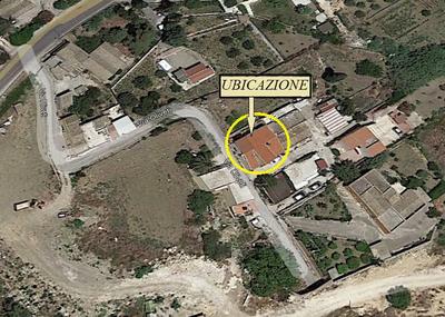 Piena ed intera proprietà di un fabbricato di civile abitazione distribuito su due elevazioni fuori terra, con annesso e pertinente terreno, ubicato a Valderice (TP) - località Fico - via Oliveti n. 23. Identificato al catasto Fabbricati del Comune di Valderice al Foglio 48, Part. 235, Categoria A7. Classe Energetica: G.Il lotto oggetto della vendita è allo stato occupato dai proprietari.