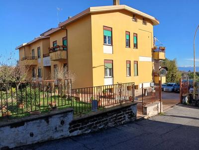 Abitazione facente parte di un condominio  con annessa area di pertinenza, di mq 75,46, meglio descritto in avviso di vendita.