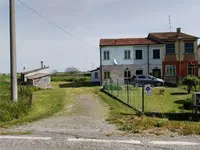 piena ed esclusiva proprietà di abitazione disposta ai...