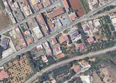 Piena ed intera proprietà 1/1, relativa ad un immobile con accesso posto sul lato sinistro rispettoal senso di marcia provenendo dalla Strada Statale SS187 sviluppantesi su quattro livelli: un piano seminterrato e tre piani fuori terra. L’accesso principale avviene tramite una scala esterna in cemento che conducead un terrazzino di disimpegno, dal quale si accede sia all’unità abitativa del pianorialzato sia al portone che introduce al corpo scala interno, destinato a collegare i pianiprimo 