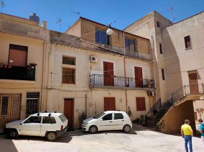 Appartamento di civile abitazione non di lusso posto al primo piano di un edificio situato nella Via Roma n. 146 di Partanna (TP) e costituito da ingresso, w.c., cucina, disimpegno, soggiorno e stanza da letto.Costituisce pertinenza del sopra descritto bene la metà indivisa di una terrazza calpestabile posta al piano secondo.