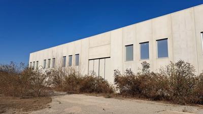 Immobile  Industriale Piena Proprietà di un compendio immobiliare ad uso opificio (industriale) che si sviluppa su 2 livelli piano terra e piano primo collegati tra loro con scale interne ed esterne, della superficie lorda di Mq. 7.700 con annesse aree pertinenziali corti esclusive e terreni esterni adibiti a parcheggio.Agli immobili si accede da strade comunali.