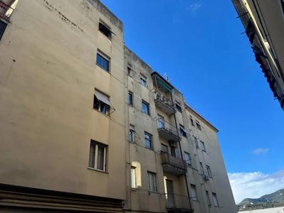 magazzino al piano terra, composto da due locali con servizio igienico, dotati di tre ingressi e posto auto scoperto.