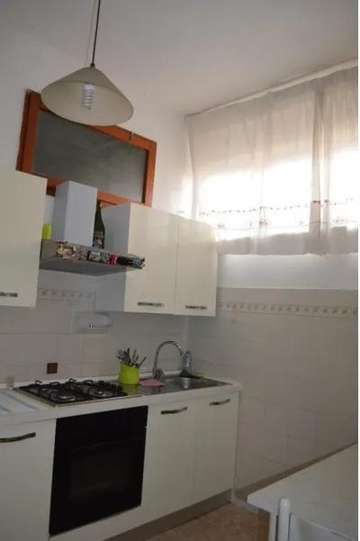 L’unità immobiliare in oggetto, ubicata al piano seminterrato di un edificio di maggiore consistenza, è composta da tre vani oltre accessori aventi destinazione uffici/studi. Trattasi di appartamento diviso in ingresso, soggiorno, cucina, disimpegno, ripostiglio, camera e bagno, oltre i proporzionali diritti di comproprietà sulle parti e spazi comuni.
