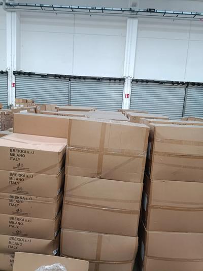 LOTTO 3: capospalla n. 8.150, siti nel Blocco 4.2 Interporto di Bologna, Bentivoglio (BO). in Via Ruffilli n. 3, presso Foppiani Shipping S.r.l. Si precisa che a carico dell’aggiudicatario è previsto il costo relativo alla preparazione dei bancali al carico che andrà corrisposto direttamente alla logistica in via anticipata rispetto alle operazioni di ritiro. Si invita quindi gli utenti a visionare il dettaglio dei suddetti costi, riportati all’interno del documento di valutazione commerci