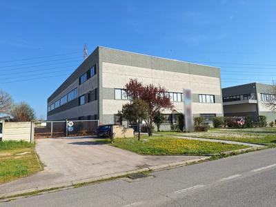 Capannone con uffici e corte sito a Ravenna (RA), in via Bacci 44. Per maggiori informazioni visitare il portale www.quimmo.it - Codice annuncio 2638717