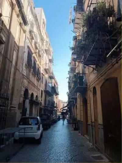 LOTTO TRE: - piena proprietà dell’immobile sito in Palermo, Via S. Agostino n. 101, piano T, censito al C.F. del Comune di Palermo al foglio 127, particella 399, sub. 5, zona 1, cat. C/1, classe 8, consistenza 13 mq, rendita euro 257,82.