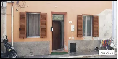 Piena e perfetta proprietà dell’appartamento ad uso civile abitazione, posto al piano terra, con accesso diretto dalla pubblica via, ubicato in Borgata Poggetto, strada n. 3, civico n. 4, e composto di: un ingresso, una cucina/soggiorno, una camera ed un bagno. 