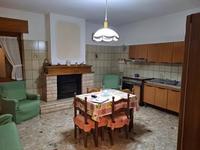 Piena proprietà per la quota di 1/1 di appartamento al primo piano con tre camere, un soggiorno, una cucina abitabile e due bagni; sono presenti, altresì, due balconi e una veranda, attualmente chiusa con vetrate non amovibili. Il bene è libero ma detenuto dal debitore.