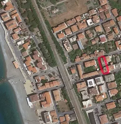 1/1 di 1° locale commerciale Cat. C1 Cl. 2 cons.  87 mq  -superficie totale 83 mq- con soprastante lastrico solare.