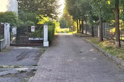 Quota 1/18 di terreno reliquato uso rampa in Carnate (MB), lungo via Privata delle Orchidee. Superficie catastale di 110 mq. Condizioni buone Per maggiori informazioni visitare il portale www.quimmo.it - Codice annuncio 2639912