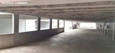 Box della superficie commerciale di 60,00 mq per la quota di 1000/1000 di piena proprietà posto al piano seminterrato di un edificio residenziale facente parte di un complesso residenziale di tre s...