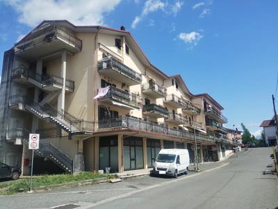 A. Piena proprieta` per la quota di 1/1 di fondo ad uso commerciale/artigianale sito nel Comune di Licciana Nardi (MS), Via Paesi Bassi n. 10, piano S1. 