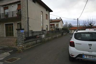 appartamento di civile abitazione composto da soggiorno con angolo cottura, da un disimpegno, da due ripostigli, da una camera da letto e da un bagno oltre a diritti di comproprietà per la quota di 1/12 su alcune aree scoperte