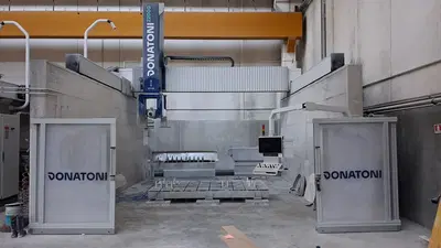 (Lotto n.52) - Centro di lavoro a ponte CNC a n.5 assi interpolati con corsa asse Z da 2000 mm - Macchina per la sagomatura e il taglio pietra naturale marca DONATONI modello Z2000 matricola 118285723 anno 2023