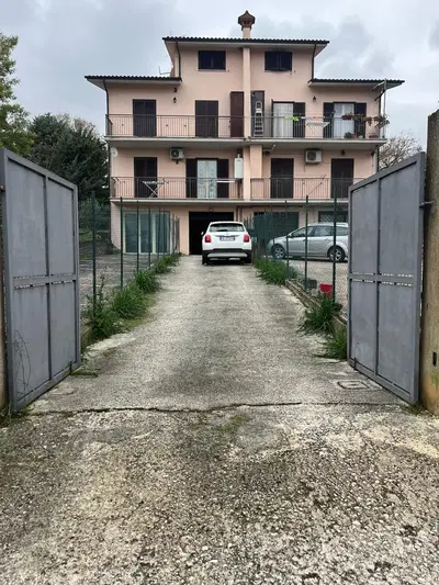 Abitazione di tipo civile 1/1 piena proprietà appartamento con ingresso indipendente facente parte di fabbricato quadrifamiliare con garage e giardino privato posto al piano terra e seminterrato. Si compone di ingresso attraverso portico, soggiorno, con angolo cottura e camino , due camere con balcone e due bagni, giardino piano terra e attraverso scale poste nel portico si accede al piano inferiore dove è sito il garage e la legnaia. Mq circa 128