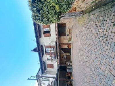 PIENA PROPRIETà DI CASA UNIFAMILIARE DI 359 MQ. A DUE PIANI F.T. E SOTTOTETTO NON ABITABILE. AL P.T. DUE CAMERE SOGGIORNO ED AREA STUDIO, AMPIA CUCINA E BAGNO, AL PIANO 1 TRE CAMERE, UN BAGNO UN DISIMPEGNO. AMPIA AREA ESTERNA PERTINENZIALE DI 480 MQ IN PARTE PAVIMENTATA ED IN PARTE A VERDE
