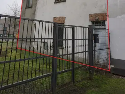 Unità immobiliare: porzione di edificio rurale di tre piani fuori terra, con accessorio in corpo separato, di due piani fuori terra oltre ad uno seminterrato, facenti parte di un complesso rurale con accesso diretto dalla pubblica via tramite enti comuni, porzione di corte privata, così composto: piano terra - soggiorno, cucina, ripostiglio e un piccolo bagno; piano primo -due camere e bagno; piano secondo/sottotetto.