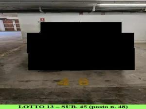 Quota intera di piena proprietà di posto auto coperto (identificato con il n. 48) al piano interrato di un complesso condominiale; nella vendita è compresa la quota proporzionale di proprietà sulle parti comuni del plesso polifunzionale a cui appartiene. Libero. Bene con possibili oneri condominiali, il tutto come meglio descritto in Perizia a cui si rimanda. Manca APE