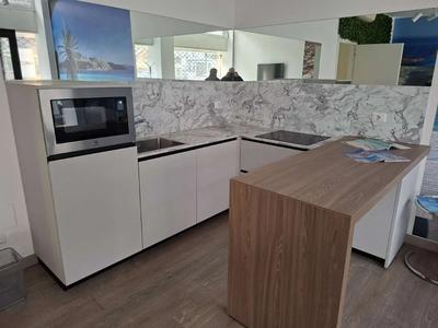 Lotto 2: cucina componibile composta da una penisola/bancone effetto legno...
