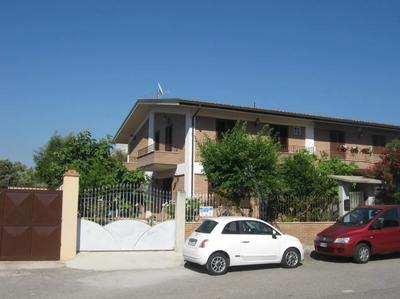 villetta adibita a civile abitazione, formata da piano terra e primo piano con annessa corte di pertinenza. Al piano terra si trovano ingresso - soggiorno, cucina, ripostiglio, disimpegno e servizio igienico; al piano primo si trovano: disimpegno, quattro camere da letto e due servizi igienici. La superficie lorda complessiva è pari a mq. 186,00.
