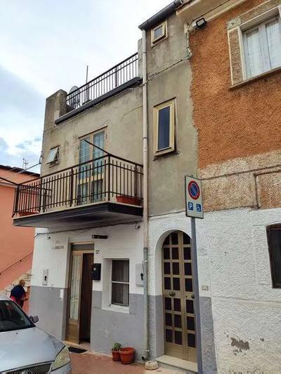 Fabbricato ad uso civile abitazione sito in Rignano Garganico (FG), composto da appartamento, piano terra, sito alla via Umberto Giordano n. 37 e da appartamento, in primo e secondo piano, ricevente unico accesso dal pianerottolo e scalinata a piano terra distinti dal civico 39 della via Umberto Giordano.