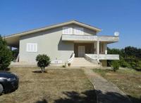 Villino, con giardino della superficie di circa mq 1700,...