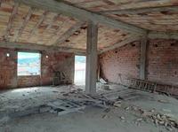 Piena proprietà per la quota di 1/1 di un terreno, qualità uliveto, classe 4, superficie 2 are, unitamente al fabbricato in costruzione, che insiste sullo stesso, composto da tre livelli, piano terra, piano primo e piano sottotetto allo stato rustico (F/3). L’area di sedime del fabbricato occupa tutta la particella di 200 mq