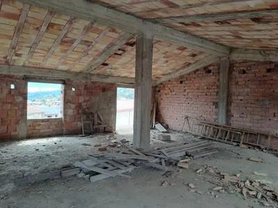 Piena proprietà per la quota di 1/1 di un terreno, qualità uliveto, classe 4, superficie 2 are, unitamente al fabbricato in costruzione, che insiste sullo stesso, composto da tre livelli, piano terra, piano primo e piano sottotetto allo stato rustico (F/3). L’area di sedime del fabbricato occupa tutta la particella di 200 mq