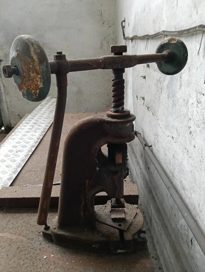 Materiale ferroso da rottamare, pressa eccentrica, segatrice a nastro,...