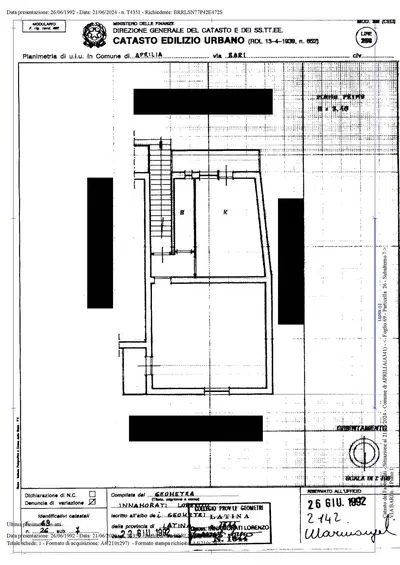 Piena ed esclusiva proprietà su appartamento ubicato ad Aprilia (LT), via Bari n. 8, piano 1. L’appartamento ad uso residenziale, posto al 1° ed ultimo piano di una piccola palazzina con ingresso da corte comune e scala di proprietà esclusiva esterna, è costituito da ingresso, soggiorno con angolo cottura, camera, cameretta, ripostiglio, bagno e due balconi. Identificato nel NCEU al foglio 69, p.lla 26, sub 7, Categoria A2, classe 2, consistenza 3 vani, superficie catastale 72 mq, rendita € 255,65, piano 1.