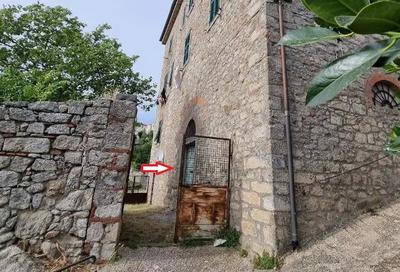 Quota pari a 1000/1000 del diritto di proprietà su cantina posta al primo piano sotto strada accessibile sia dalla scala in comune che direttamente da via della Lastra, comune di Roccastrada, composta da due ampi ambienti, un primo vano più piccolo, un secondo più grande ed un casotto rovinato e abbandonato.