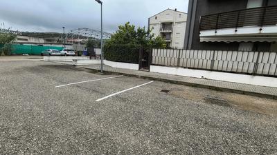Posto auto scoperto in comune di Tortoreto, Via Guttuso. L'unità immobiliare oggetto di valutazione è parte di un più ampio complesso residenziale sito in areacompletamente urbanizzata, nei pressi della S.S. n° 16 Adriatica. Il posto auto, al piano terra, scoperto, presenta pavimentazione in conglomerato bituminoso.