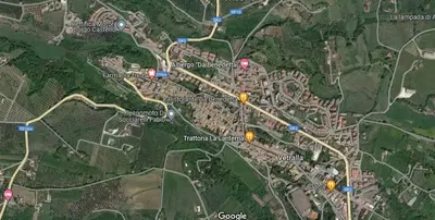 Fabbricato composto rispettivamente da n. 14 abitazioni con annesse n. 14 cantine quali immobili definiti ‘in corso di costruzione’ oltre spazi distributivi interni e contiguo magazzino con accesso indipendente, il tutto sito nel Comune di  Vetralla (VT).  Magazzino (indipendente):  Vetralla, Via Aurelia bis n. 3.