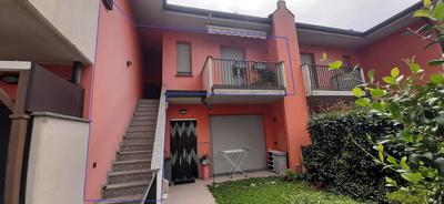 Appartamento posto al piano primo del complesso residenziale definito “San Lorenzo”. L’ingresso da accesso direttamente ad un ampio soggiorno dotato di portafinestra e terrazzo, collegato c’è la cucina, anch’essa dotata di portafinestra e terrazzo. Sempre dal soggiorno si accede ad un disimpegno che conduce alle n. 2 camere da letto, n. 2 ripostigli, di cui uno destinato a lavanderia ed un unico bagno. Autorimessa pertinenziale all’appartamento con basculante e dotato di finestra sulla bocca di lupo.