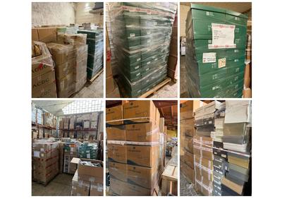 Lotto composto da circa 250 bancali di abbigliamento, calzature, accessori e...