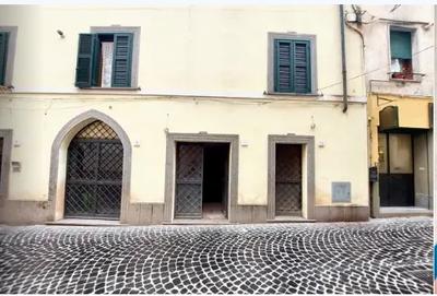 Locale commerciale in centro storico, sito in Velletri (RM), Via San...