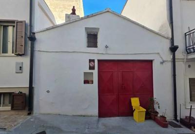 Locale deposito sito in Pisticci (Matera) alla via Cristoforo Colombo n. 49. L’immobile confina, a Sud (prospetto principale) con via Cristoforo Colombo, a Est (prospetto laterale destro) con la p.lla 2862 di altra proprietà, a Nord (prospetto posteriore) con la p.lla 3083 di altra proprietà, a Ovest (prospetto laterale sinistro) con la p.lla 2837 di altra proprietà.