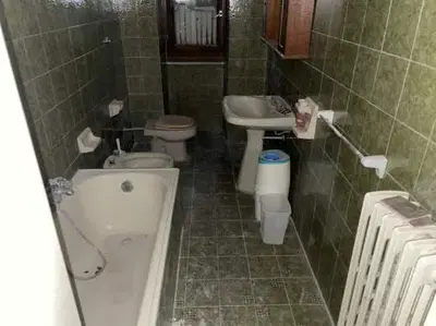  Diritti di piena proprietà 1/1 su unità immobiliare ad uso residenziale ed a uso commerciale, sita nel Comune di Santa Vittoria in Matenano (FM) in Via Roma n. 12, posta al p. T-1-2-3 e censita al NCEU di detto Comune al fg. 14, part.57, sub. 1, cat. A/3, sup.cat. 255 mq; fg.14, part. 57, sub. 2, cat. C/1, sup.cat. 53 mq.