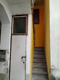 Appartamento al piano secondo composto da due vani più servizi, con sovrastante porzione di sottotetto inagibile, collegati tramite scala interna a chiocciola.