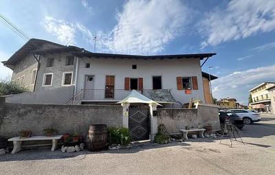Compendio immobiliare costituito da abitazione posta su 3 livelli. Il Piano...