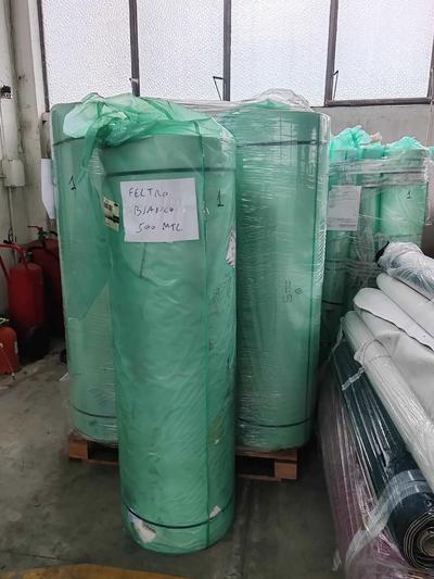N.2 PALLET CONTENENTI CIRCA 500MT LINEARI DI FELTRO BIANCO, N.1 PALLET CONTENENTE CIRCA 1000MQ DI STRONG 1400R TRA NERO E BIANCO LOTTO 1