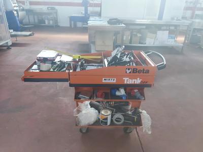 Lotto 6: N. 1 carrello porta attrezzi, marca BETA, colore arancione, con attrezzi e minuteria varia. Maggiori informazioni consultando il portale www.doauction.it e www.astemobili.it