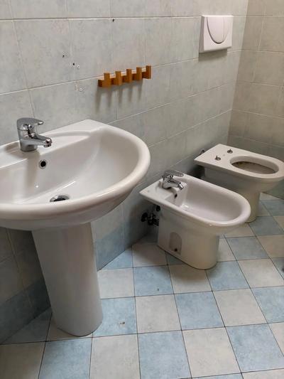 Appartamento in contesto di cortile e condominio sistemato negli anni 2000, bilocale ricavato al piano secondo (sottotetto) senza ascensore. “PER L’ASSISTENZA ALLA PARTECIPAZIONE ALL’ASTA DEI BENI IMMOBLI E MOBILI CI SI PUO' RIVOLGERE ALL'I.V.G. DI MONZA. IL TRIBUNALE DI MONZA NON HA CONFERITO ALCUN INCARICO A INTERMEDIARI/AGENZIE IMMOBILIARI PER LA PUBBLICITA' GIUDIZIARIA E L'ASSISTENZA ALLA PARTECIPAZIONE ALL'ASTA." 