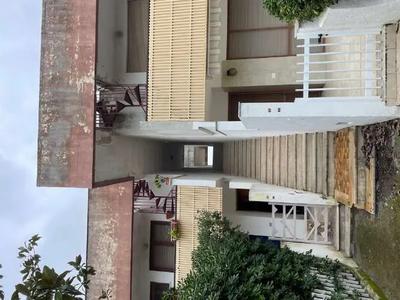 Appartamento uso estivo, situato al piano primo; consiste in ingresso, soggiorno con balcone, bagno, disimpegno, cucinino cieco, cameretta e camera da letto con comune accesso ad altro balcone. Dal balcone del soggiorno, tramite una scala a chiocciola in ferro, si accede al soprastante terrazzo pertinenziale a copertura dell’appartamento e dei balconi. Finiture di tipo economico e popolare; da ristrutturare