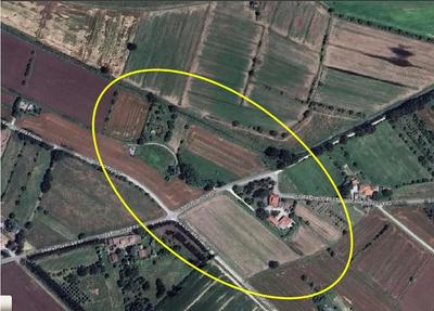 Il complesso immobiliare è situato in zona rurale e consiste in un edificio che ospita un appartamento e locali connessi all’attività agricola, tre edifici agricoli, corte esclusiva nel Comune di Torrita di Siena; un fabbricato nel Comune di Sinalunga; terreni situati sia nel Comune di Torrita di Siena che di Sinalunga.