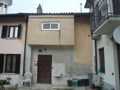 Piena proprietà 1/1 di una porzione di fabbricato da cielo a terra composta da piano terra e primo, collegati da scala interna, facente parte di un edificio a corte di maggiori dimensioni, oltre lo...