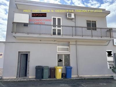 Piena proprietà per la quota di 1000/1000 di un magazzino e locale deposito sito in Squinzano (LE) in Via E. Fermi, posto al piano primo, superficie reale lorda di circa mq 112,40. 